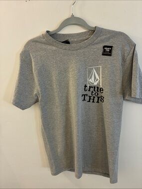 New Volcom  Gray Short-Sleeve 'True to This' Graphic Tee NWT size S